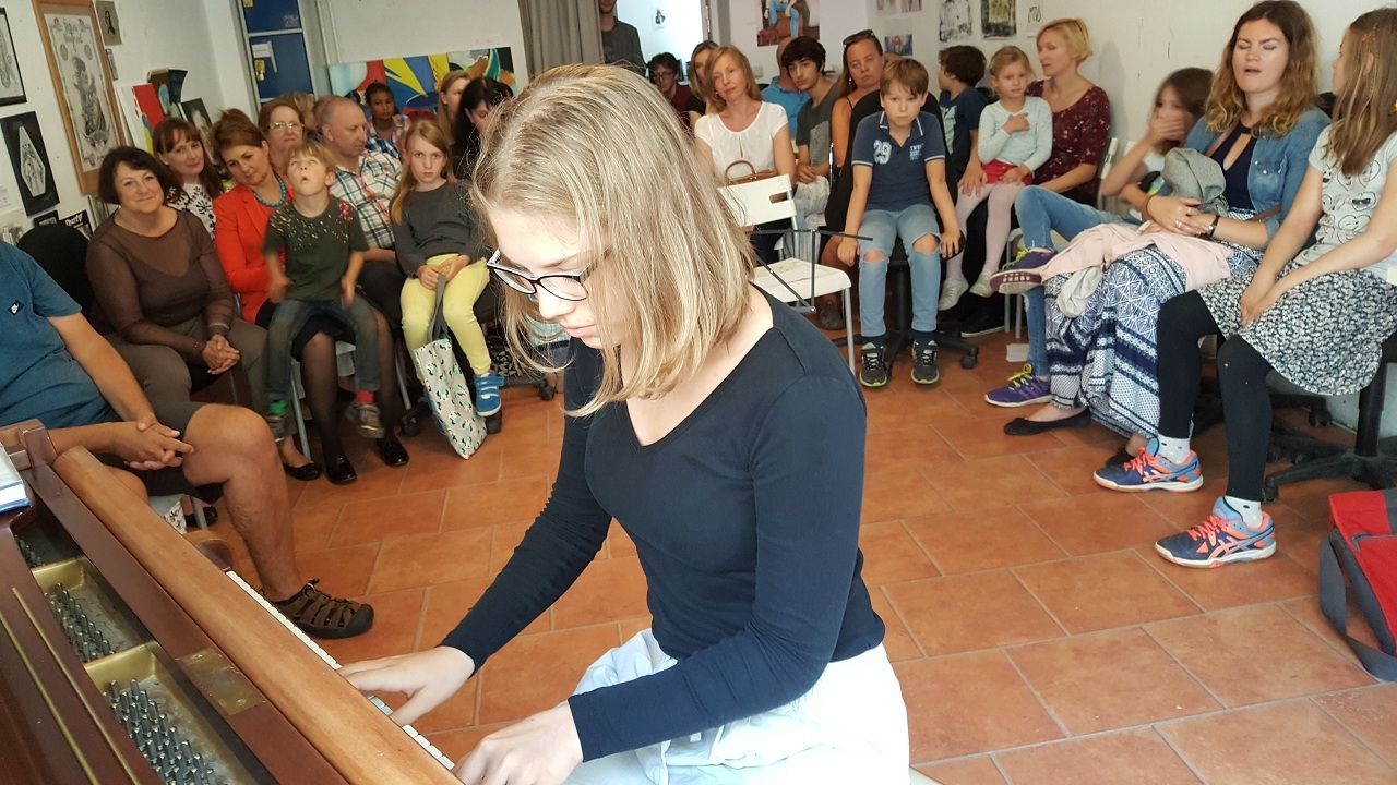 Schülerin spielt bei einem Musikarus-Konzert Klavier